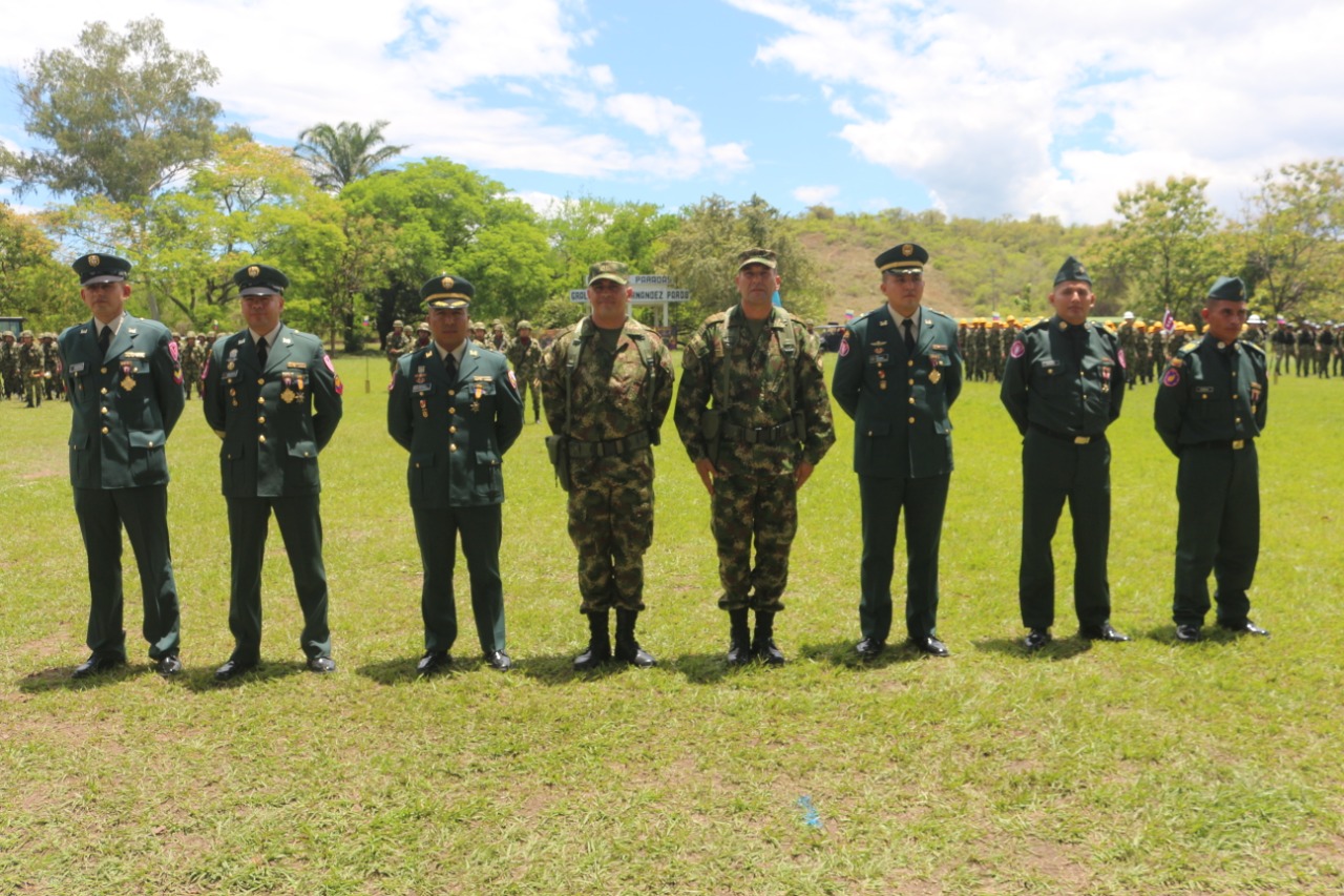 Sargento segundo Nelson Cristancho Heredia, sargento viceprimero Jorge Wilches Rodríguez, mayor Juan Carlos Usamag, teniente coronel Luis Enrique González, coronel Nelson Pérez Avellaneda, comandante Novena Brigada; mayor Raúl Bermúdez y los soldados profesionales Albeiro Peinado y Ciro Álvarez.